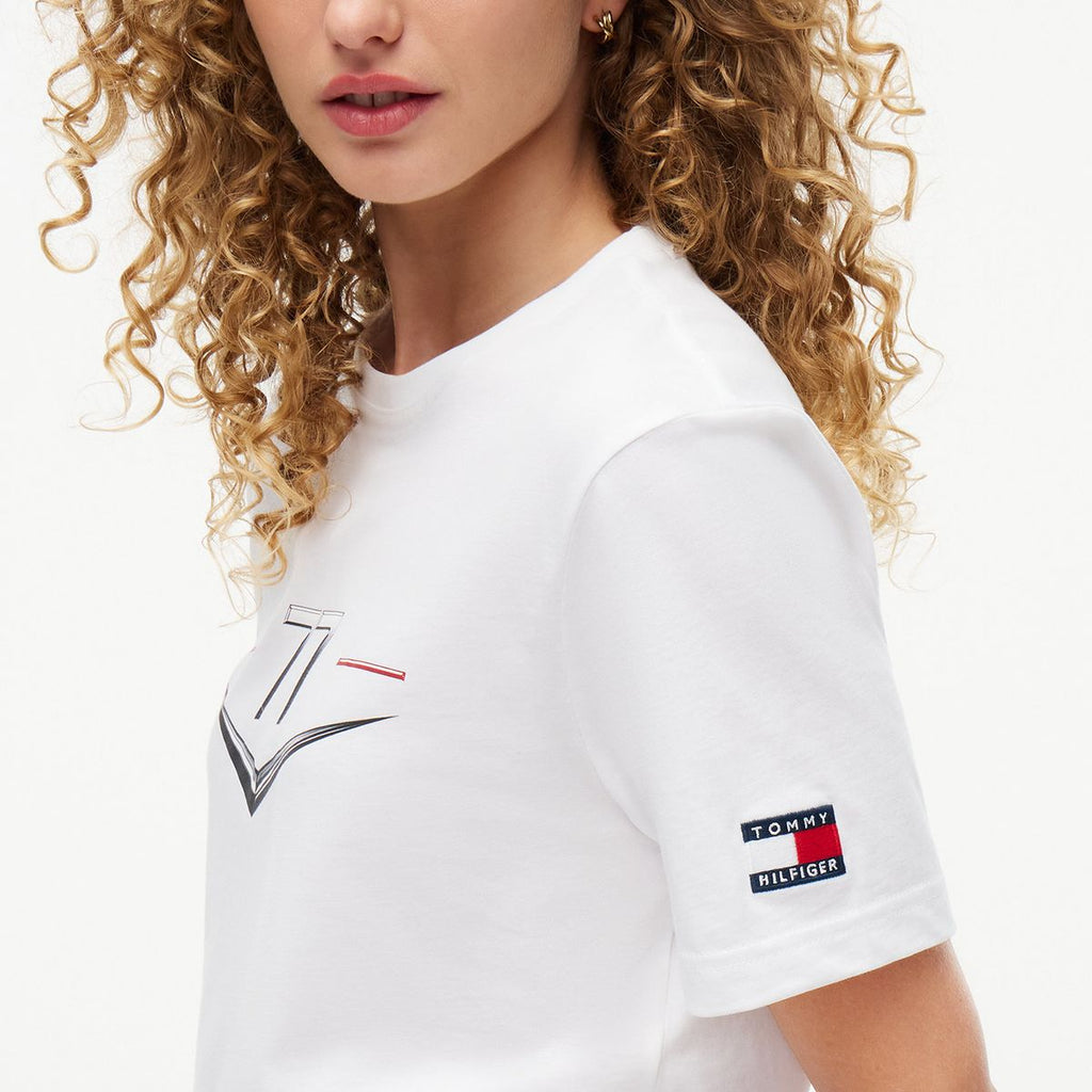 Playera Tommy x Cadillac F1 Team Driver Chevron Blanca