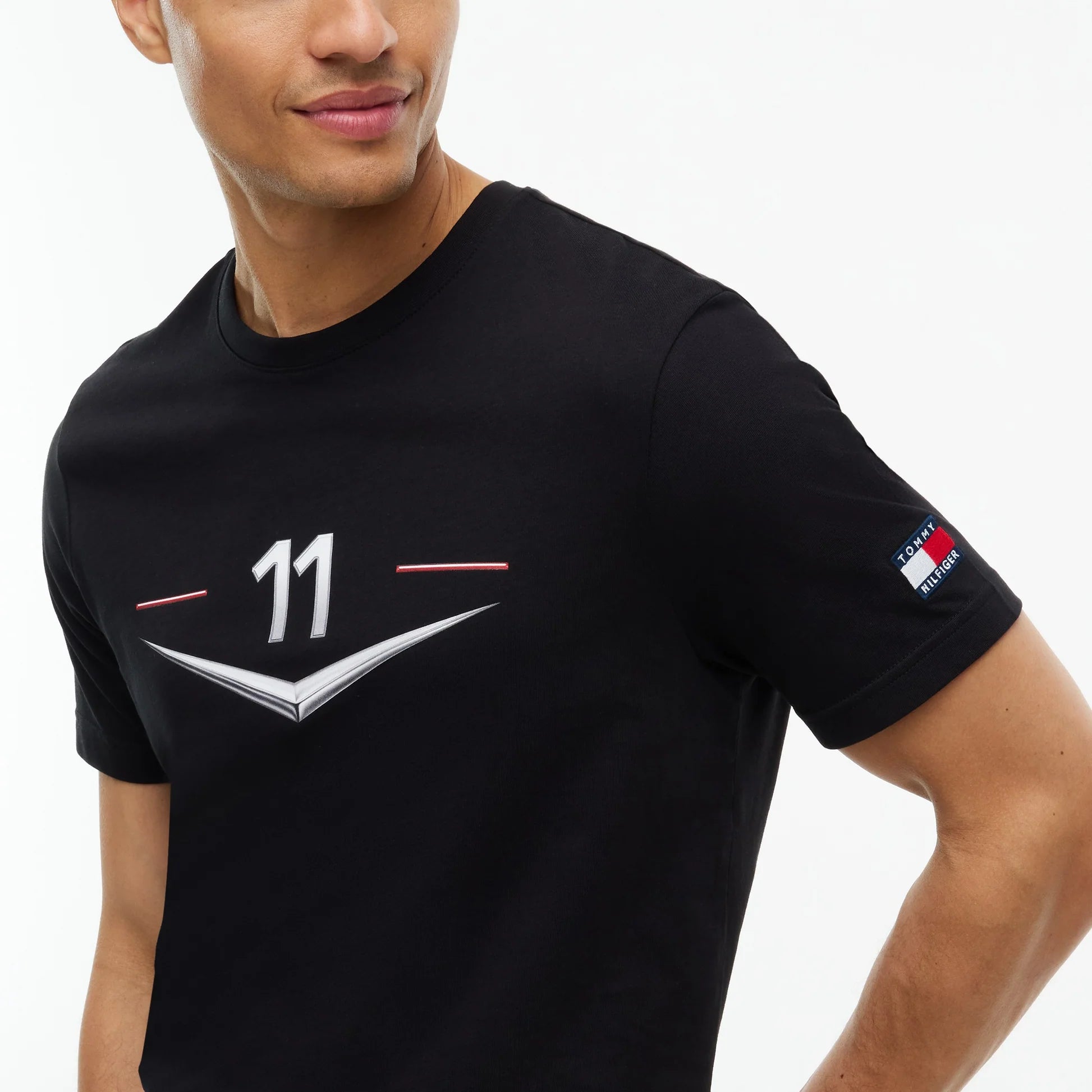 Playera Tommy x Cadillac F1 Team Driver Chevron Negra