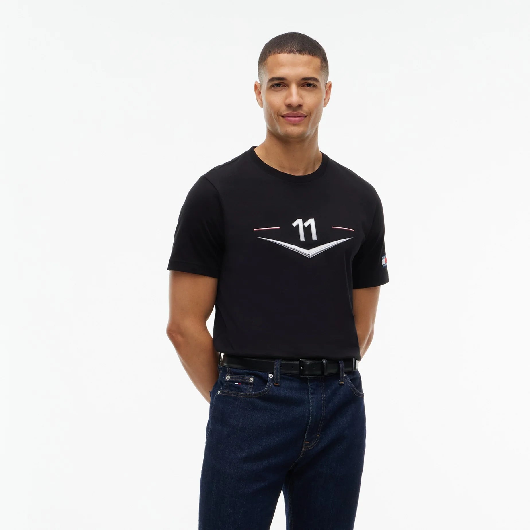 Playera Tommy x Cadillac F1 Team Driver Chevron Negra