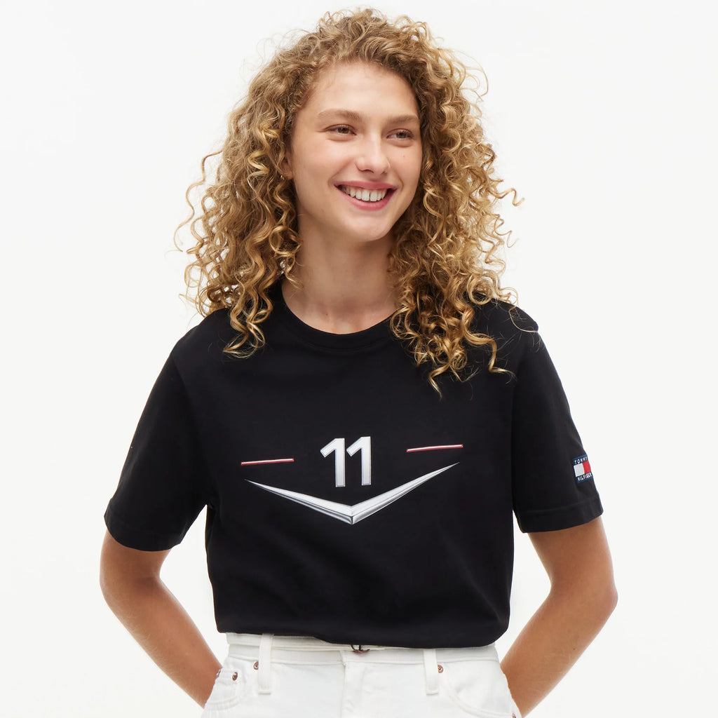 Playera Tommy x Cadillac F1 Team Driver Chevron Negra